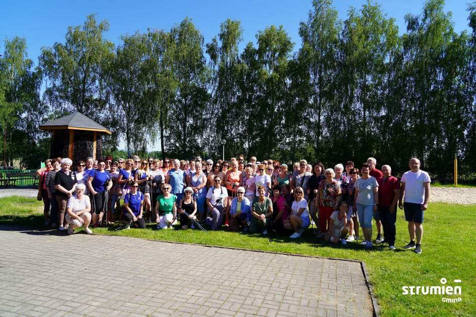 Zielonoświątkowe popołudnie pełne aktywności i integracji- zdjęcie grupowe